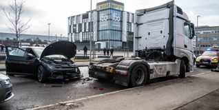 Der Kia musste nach dem Unfall abgeschleppt werden. Der 34-jährige Fahrer wurde vom Rettungsdienst versorgt.