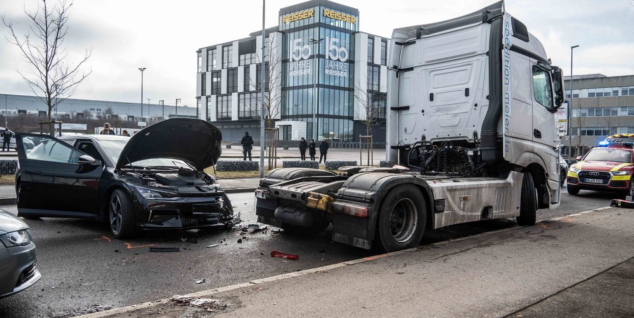 Der Kia musste nach dem Unfall abgeschleppt werden. Der 34-jährige Fahrer wurde vom Rettungsdienst versorgt.