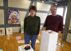 Mit der Sonderausstellung „Wie das Schwein zum Gockelhahn kam“ präsentiert das Deutsche Fleischermuseum Böblingen ab 29. März die Arbeiten von fünf Menschen mit Behinderung, die in einem Workshop der Künstlerin Henrieke Ribbe in der „Kunstwerkstatt Mosaik