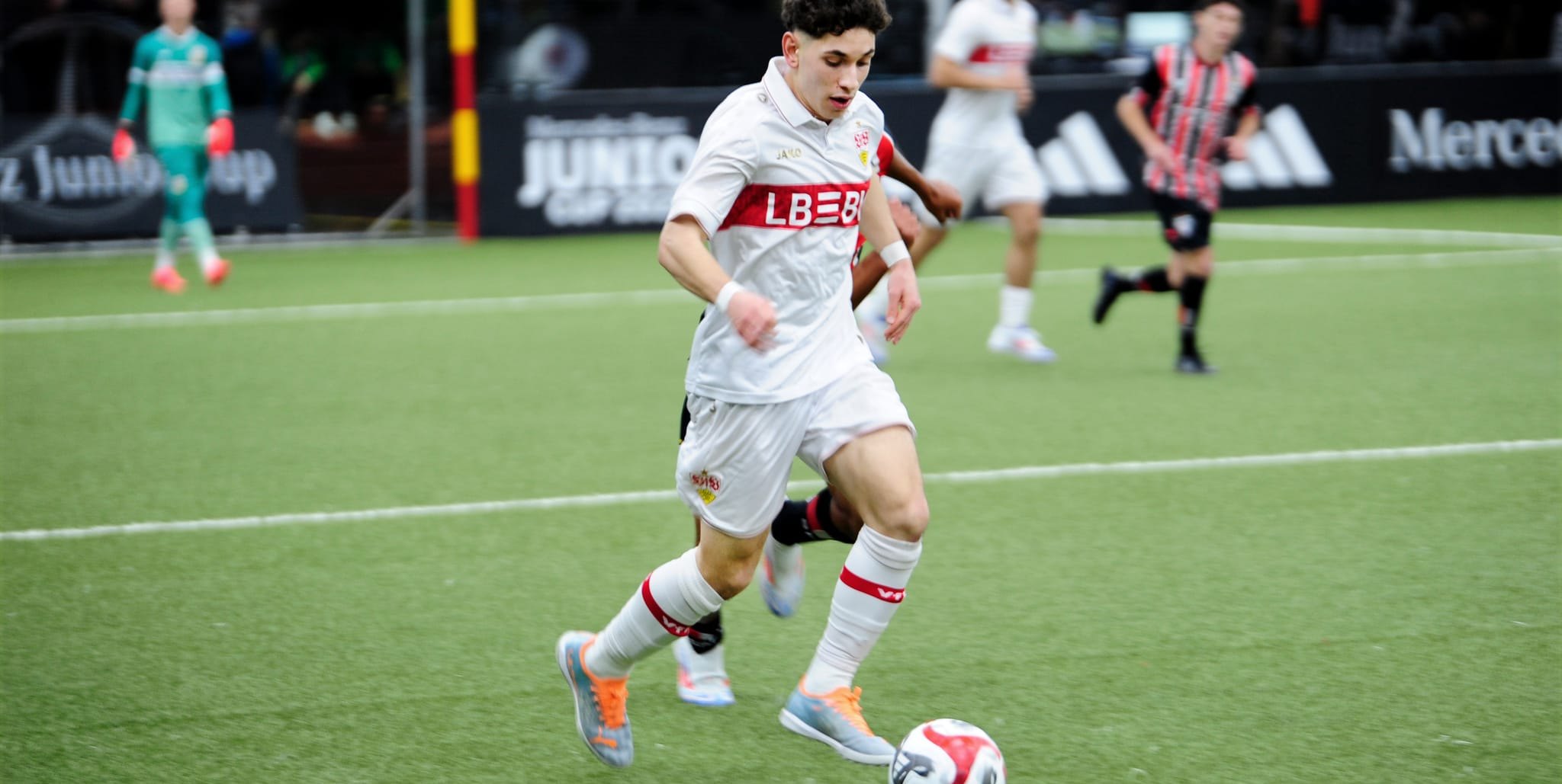 Tuncay Durna schaltet mit der U19 des VfB Stuttgart den Vorwärtsgang ein. Fußball ist aber nicht alles: In der Schule gibt er genauso Gas.