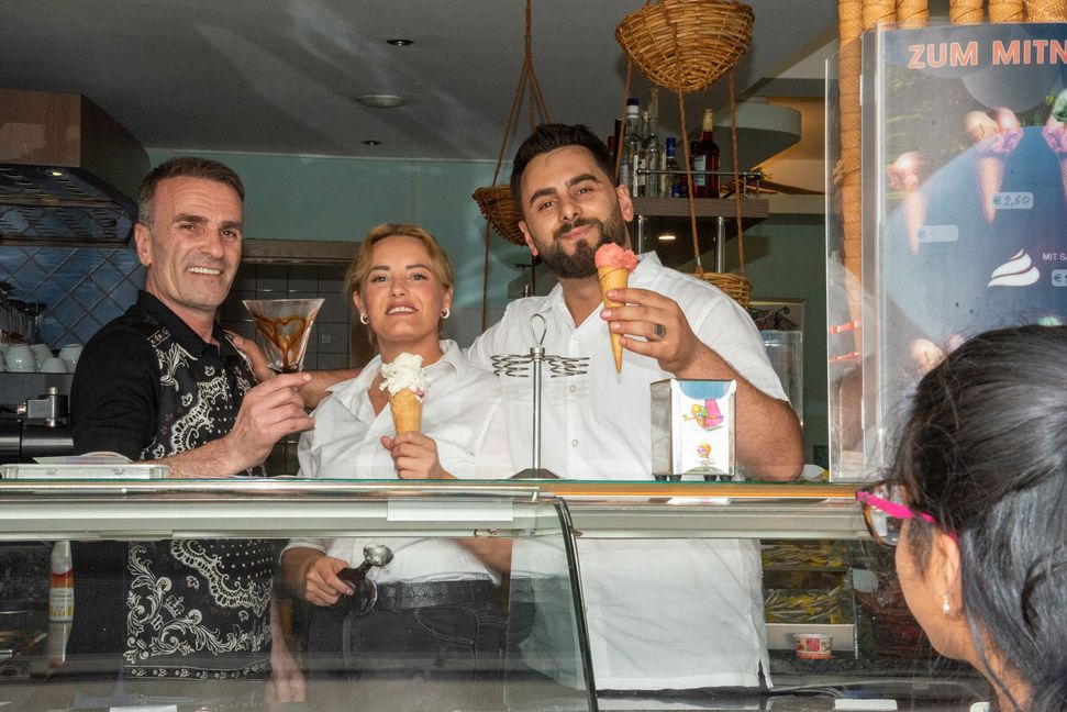 Refki Gashi, Mustafie Misini und Landi Gashi geben eine Kugel Eis am Eröffnungstag aus. Bild: Nüßle