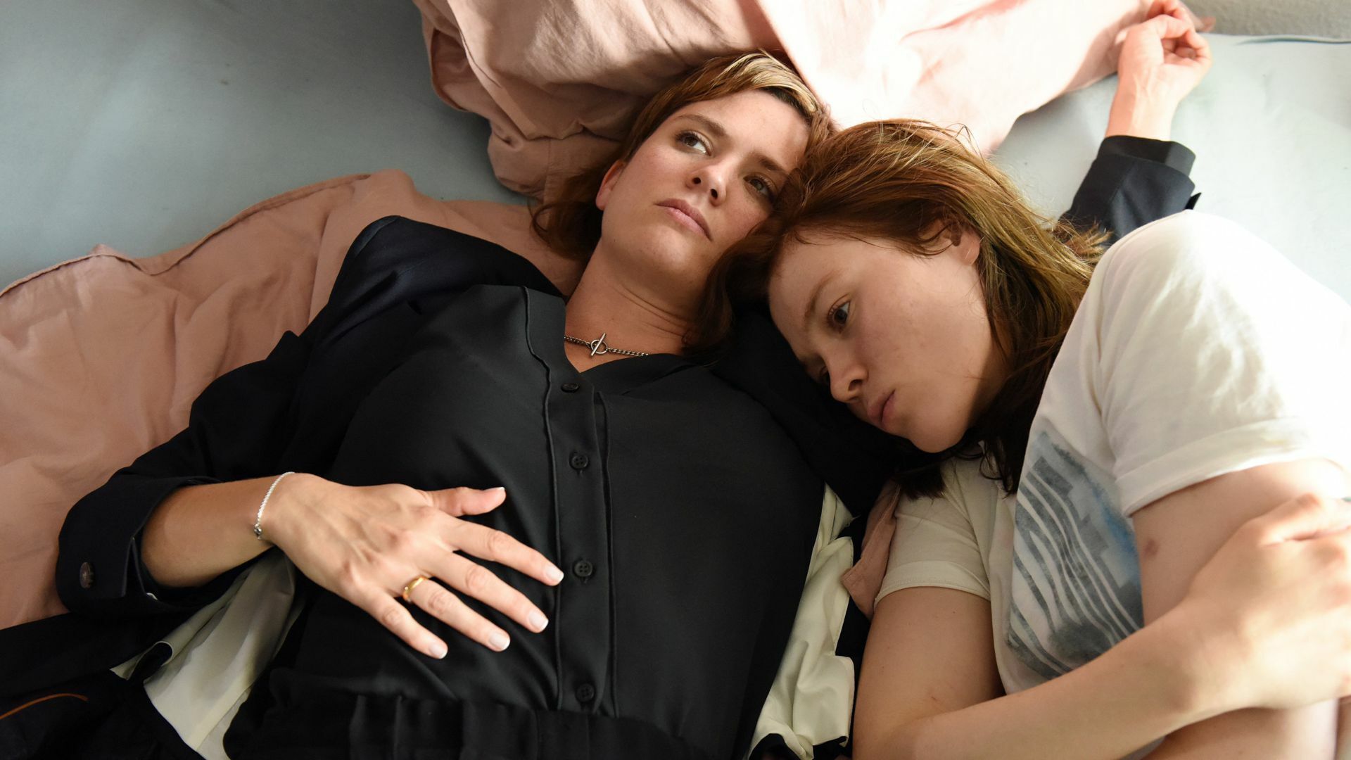 Preiswürdig, aber mit überschaubarem Publikum: Emily Cox (li.) und Paula Kober in  der ARD Dramaserie „37 Sekunden“