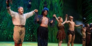 Richy Müller (links) und das Tarzan-Ensemble beim Schlussapplaus.