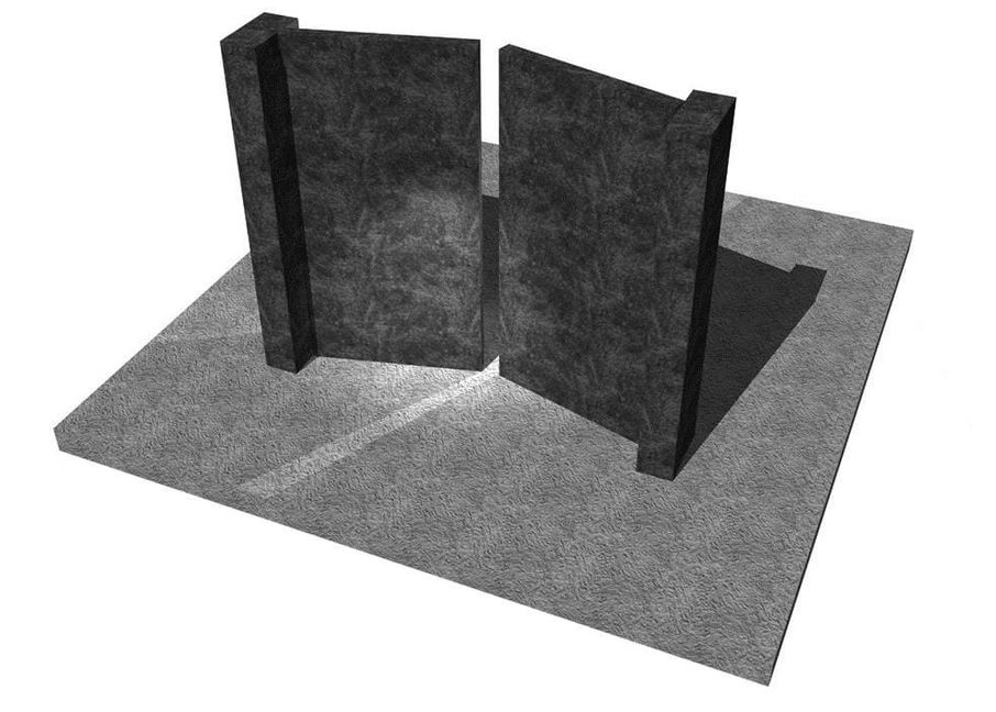 Manuel Stallbaumer (damals Klasse 9c) entwarf das Denkmal: „Es soll die Tür der Familie Ullmann während des Naziregimes darstellen. Man sieht sie als Außenstehender. Die Juden waren ausgegrenzt und nur noch ein schmaler Spalt war offen – der Weg in die Freiheit. Doch niemand passte durch diesen Schlitz, höchstens ein Kind, wie Helmut und Edith.“