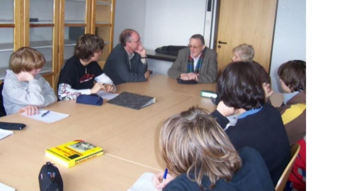 Im November 2004 besuchte Helmut Ullmann auf Vermittlung von Horst Zecha (Dritter von links) die „Buntstift“-Gruppe. Was er erzählte, gab den Ausschlag für das Denkmal.