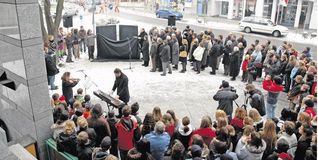 Doch noch ein glückliches Ende: Die Einweihung des Ullmann-Denkmals am 27. Januar 2006.