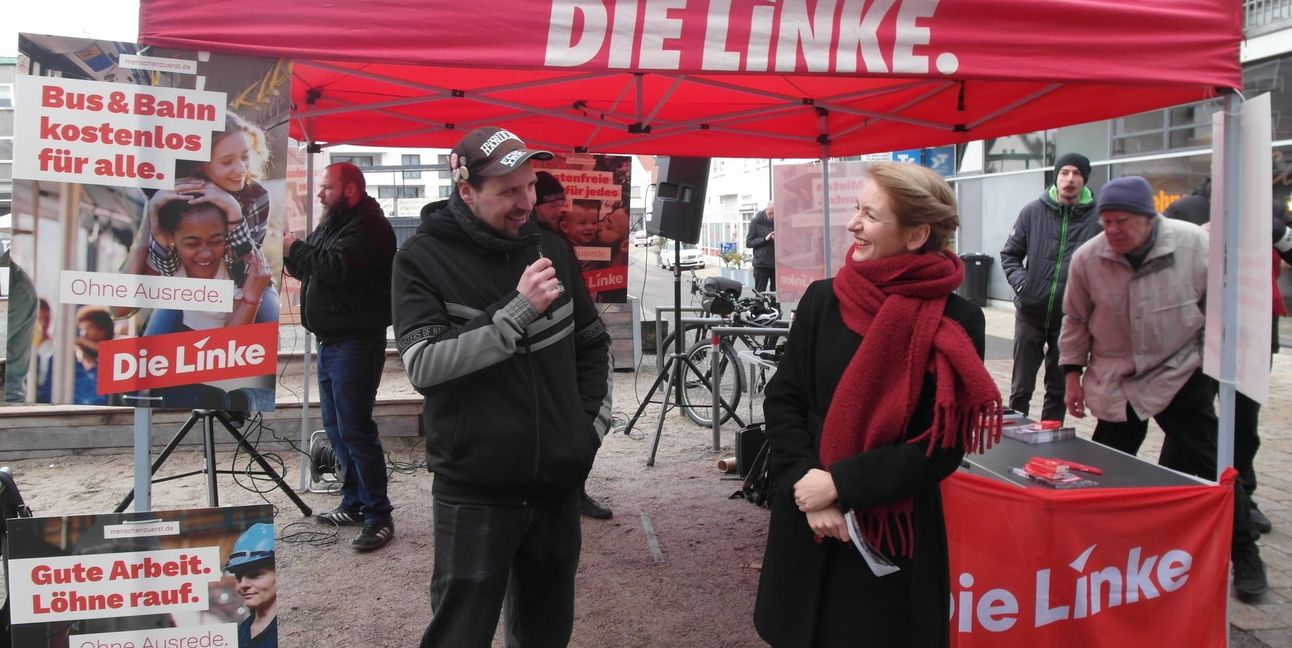 Landtagskandidat Thomas Walz und die Parteivorsitzende Ines Schwerdtner auf dem Wahlkampfstand der Linken auf dem Grünen Platz in Sindelfingen. 	Bild: Staber
