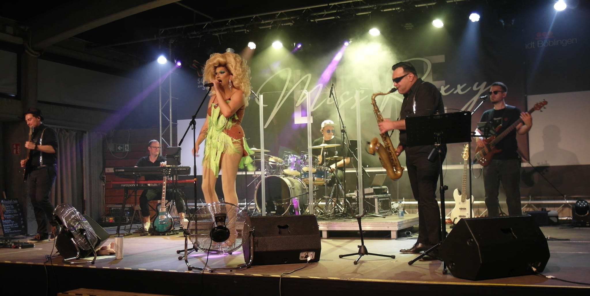 Matthias Wahl (Gitarre), Benjamin Spanic-Kurzrock (Keyboards), Miss Roxxy (Gesang und Show-Konzeptionierung), Hendrik Zimdars (Schlagzeug), Alexander Bokolishvili (Saxophon) und Bassist Jan Sinapius (von links) haben bei der städtischen Veranstaltungsreihe „Sommer am See“ die Böblinger Alte Tüv-Halle gerockt und dabei über 80 Zuschauer zum Tanzen gebracht.