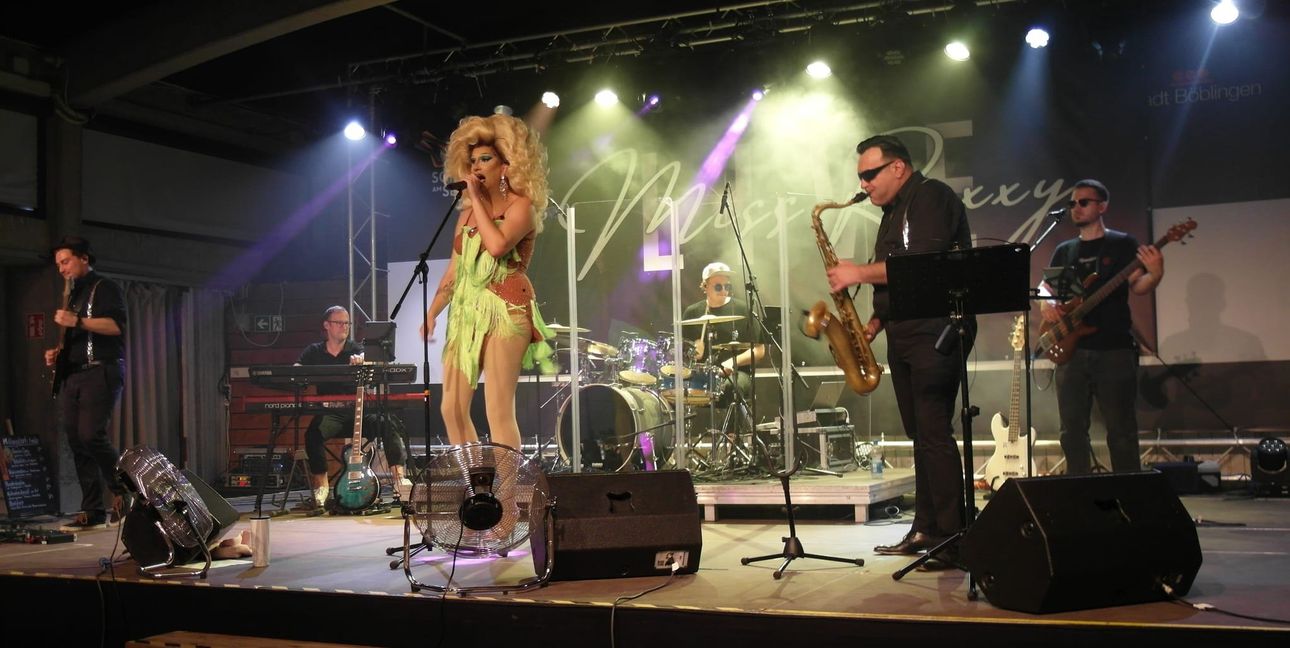 Matthias Wahl (Gitarre), Benjamin Spanic-Kurzrock (Keyboards), Miss Roxxy (Gesang und Show-Konzeptionierung), Hendrik Zimdars (Schlagzeug), Alexander Bokolishvili (Saxophon) und Bassist Jan Sinapius (von links) haben bei der städtischen Veranstaltungsreihe „Sommer am See“ die Böblinger Alte Tüv-Halle gerockt und dabei über 80 Zuschauer zum Tanzen gebracht.