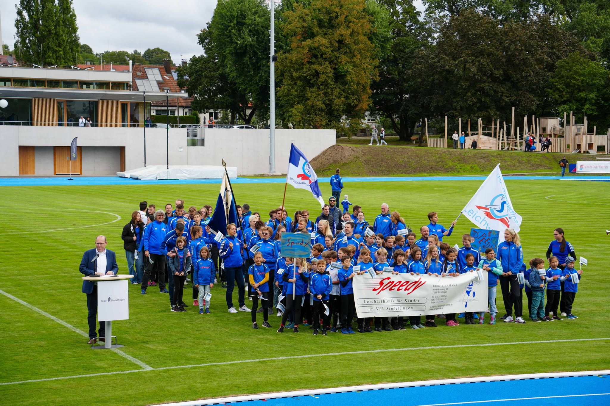 Leute, Leute: Die Einweihung des sanierten Floschenstadions in Sindelfingen.