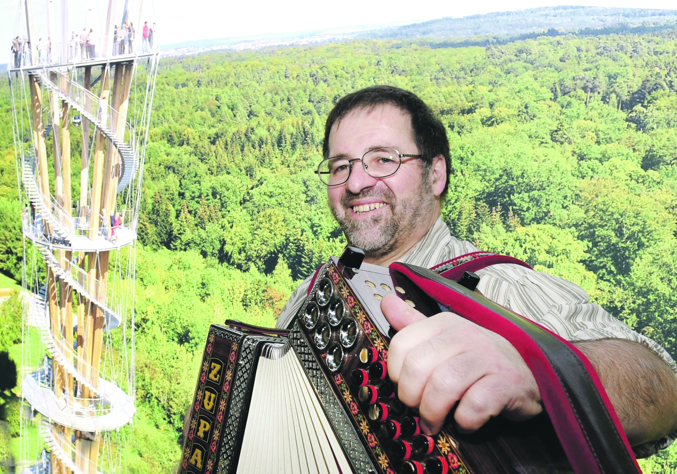 Heinz Bäder bei der CMT vor einem Plakat mit dem Schönbuch-Aussichtsturm.  Bild: PR