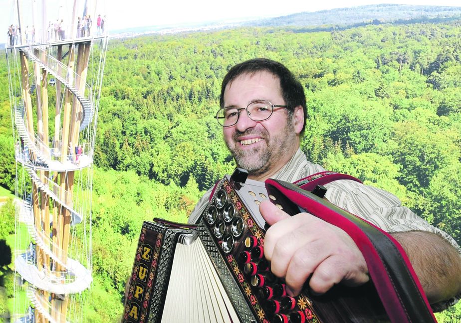 Heinz Bäder bei der CMT vor einem Plakat mit dem Schönbuch-Aussichtsturm. Bild: PR