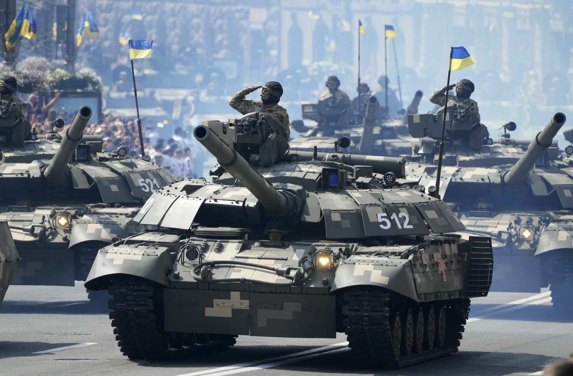 Mit einer Panzer-Parade feierte die Ukraine im August den 30. Jahrestag ihrer Unabhängigkeit. Jetzt sieht sie sich an ihrer Grenze massierten russischen Panzerverbänden gegenüber.
 Foto: dpa/Efrem Lukatsky