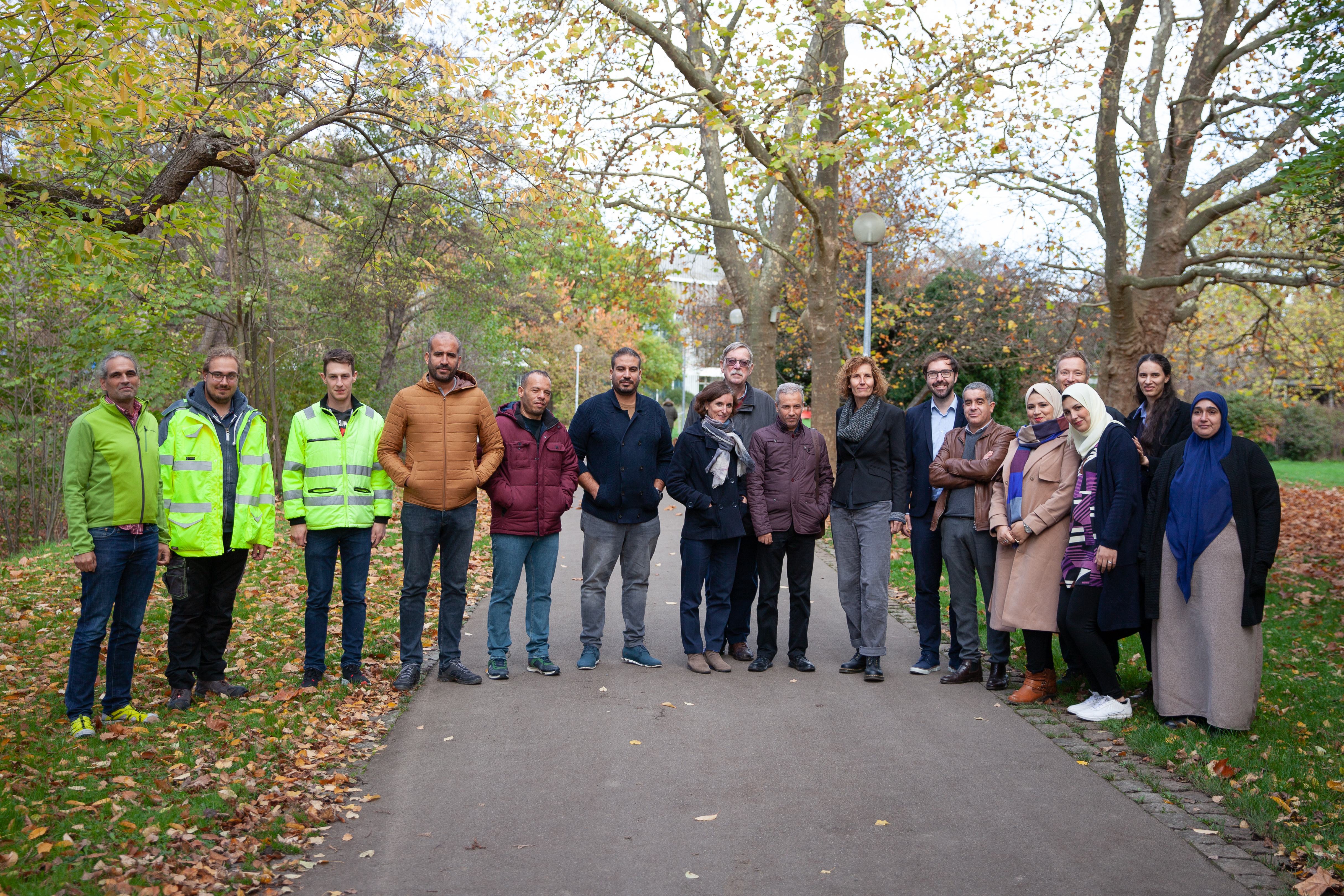 Sindelfingens Baubürgermeisterin Dr. Corinna Clemens (Achte von rechts) empfängt die Delegation aus dem algerischen Annaba im Stadthallenpark.     Bild: Stadt Sindelfingen