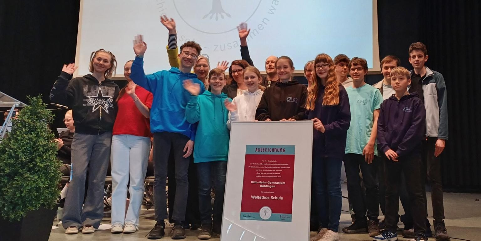 Schüler und Lehrer des Otto-Hahn-Gymnasiums freuen sich über die Auszeichnung ihrer Schule.  Bild: Elbers