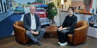 Zarah Yaprak (rechts), Friseurmeisterin aus Ehningen, arbeitete in New York hinter den Kulissen der Fashion Week. Im Stadtgespräch Böblingen mit Hans-Jörg Zürn (Sindelfinger Zeitung/Böblinger Zeitung) gibt sie besondere Einblicke.