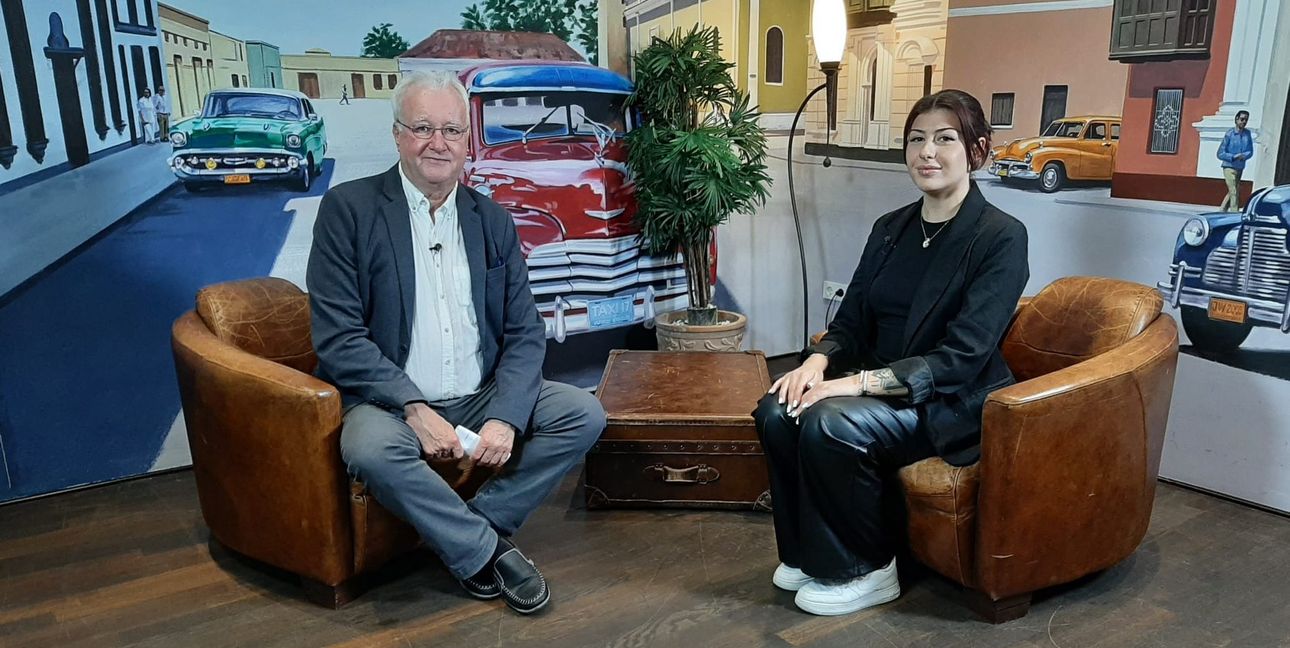 Zarah Yaprak (rechts), Friseurmeisterin aus Ehningen, arbeitete in New York hinter den Kulissen der Fashion Week. Im Stadtgespräch Böblingen mit Hans-Jörg Zürn (Sindelfinger Zeitung/Böblinger Zeitung) gibt sie besondere Einblicke.