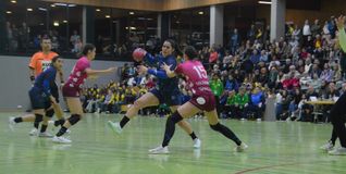 Die Brasilianerinnen (blaue Trikots) zeigten sich gegen TuS Metzingen in guter Form.  Vom Hotel Gärtner hatten sie auch nur eine kurze Anfahrt in die Schönbuchhalle.  Bild: Zvizdiç