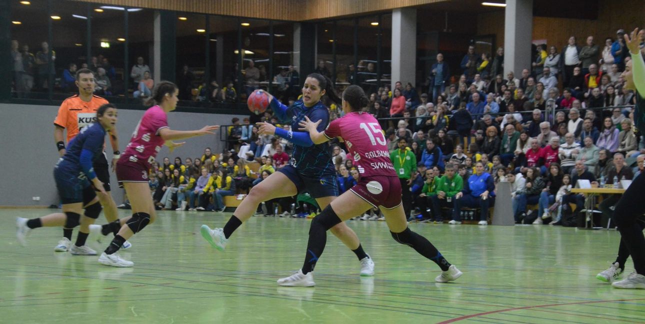 Die Brasilianerinnen (blaue Trikots) zeigten sich gegen TuS Metzingen in guter Form.  Vom Hotel Gärtner hatten sie auch nur eine kurze Anfahrt in die Schönbuchhalle.  Bild: Zvizdiç