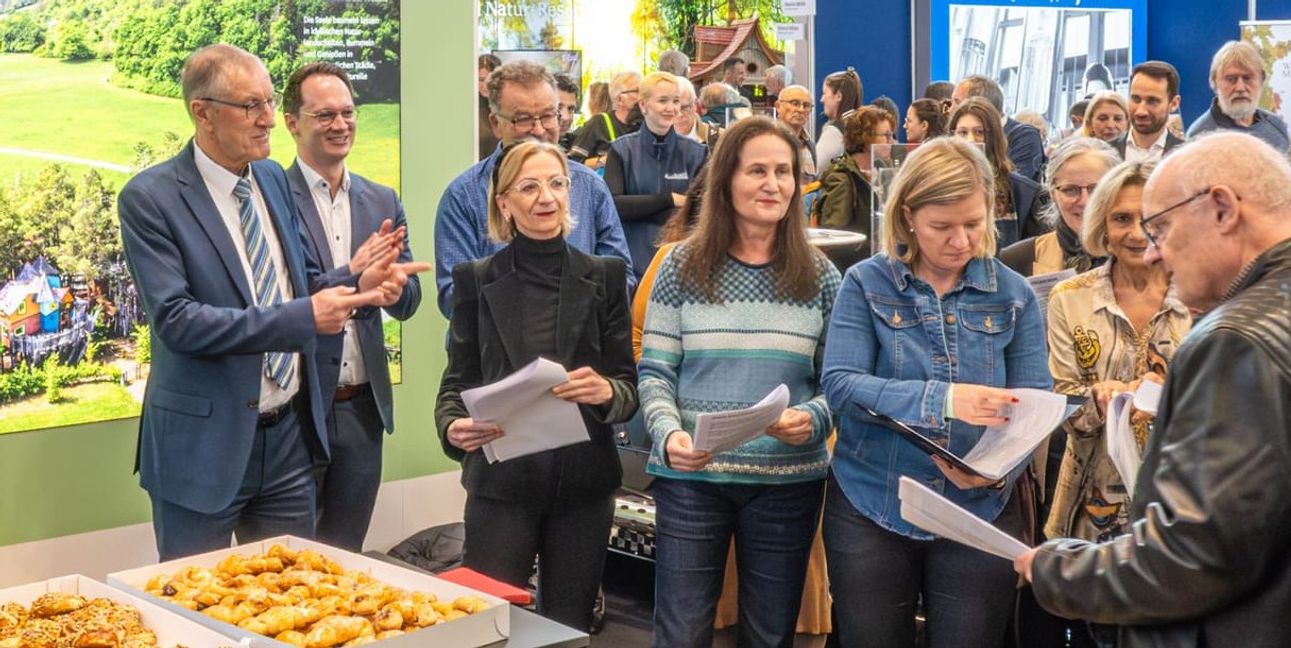 Landrat Roland Bernhard (links) besuchte den Stand des Kreises Böblingen auf der CMT.