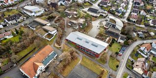 Das Schulgelände in Döffingen soll für die Zukunft neu konzipiert werden. Auf unserem Luftbild links mit dem roten Dach das Graf-Ulrich-Gebäude und oberhalb mit dem Halbkreisdach die Grundschule und links davon das Feuerwehrhaus.