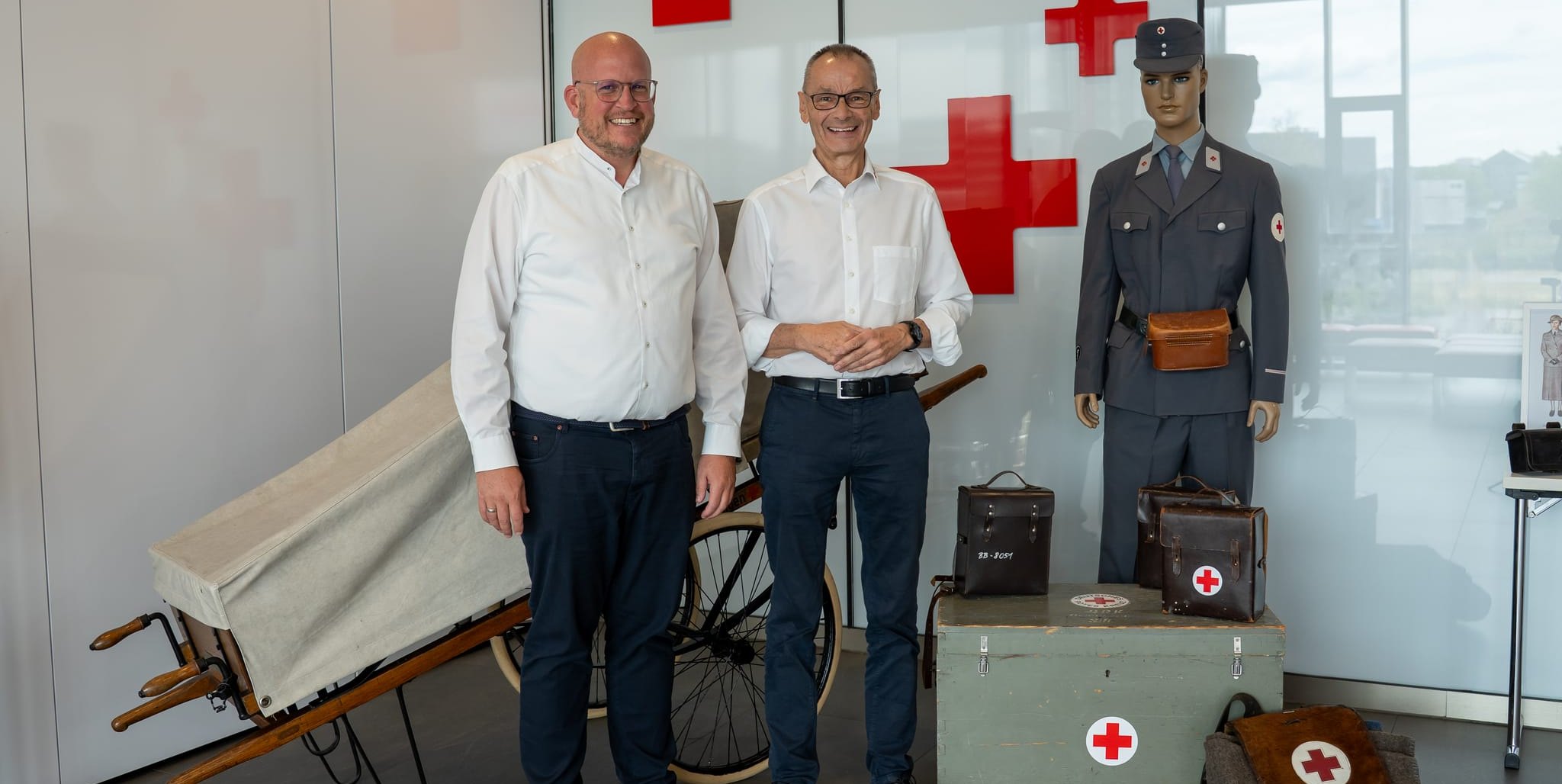 DRK-Kreisgeschäftsführer Wolfgang Hesl (links) und Präsident des DRK-Kreisverbands Böblingen Hans Dieter Scheerer vor der historischen Rolltrage, dem ersten Krankenwagen Sindelfingens.