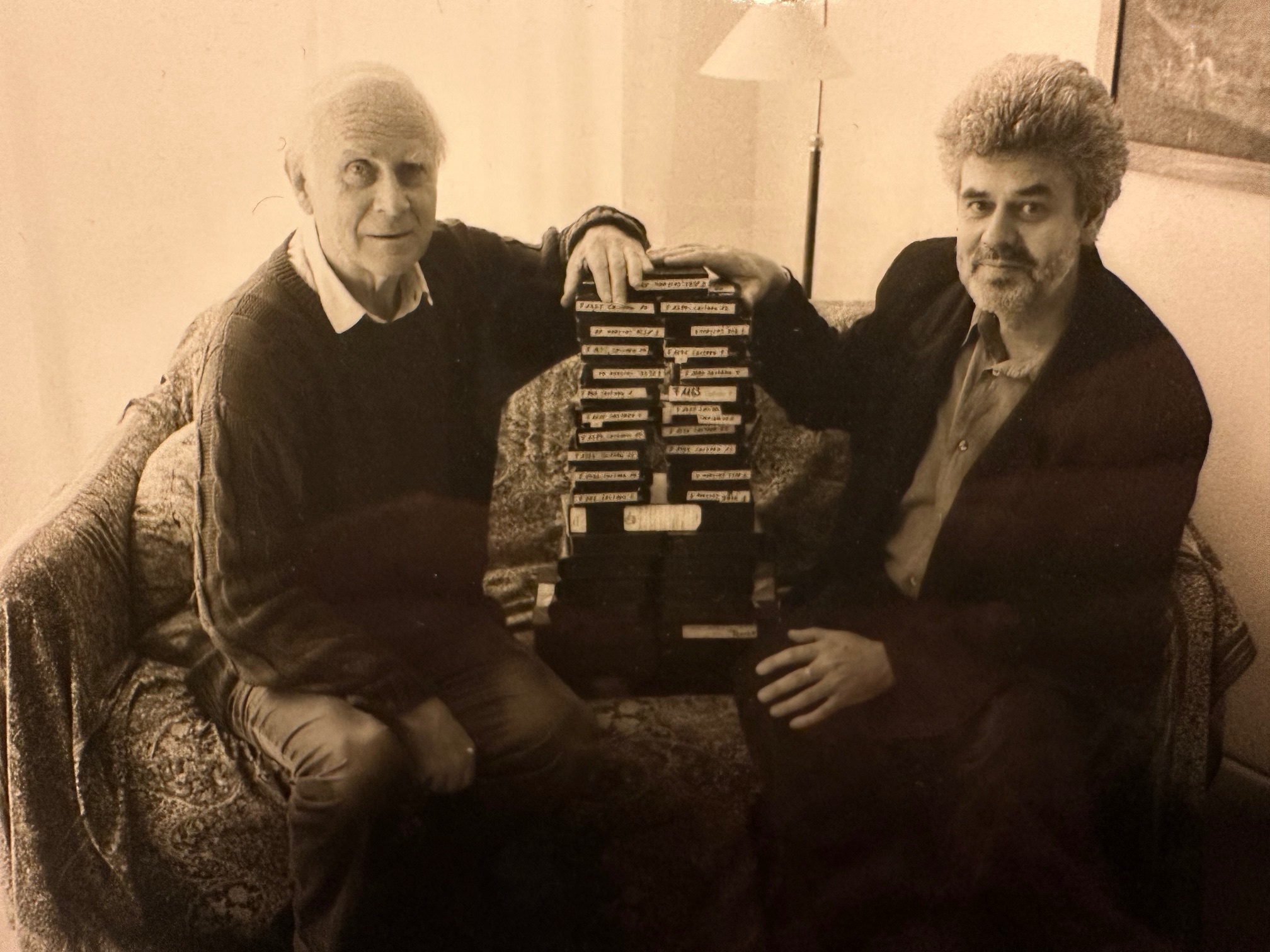 Gemeinsam auf dem Sofa: Loriot (links) und Hans Beller aus Weil der Stadt. Bild: Beller