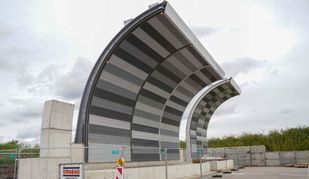 Neben der Flugfeld-Allee, nahe dem Erdhügel, stehen die zwei Musterstücke der Lärmschutzwand. Besonders sind sie allemal.