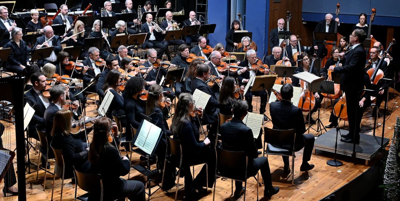 Dirigent Matthias Baur leitete das Daimler-Sinfonieorchester Stuttgart beim Konzert in der Herrenberger Stadthalle, das mit zwei Lions Clubs organisiert wurde.