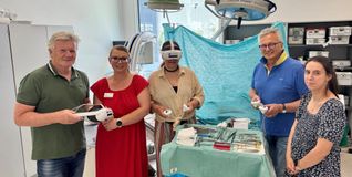 Freuen sich über die neuen VR-Brillen: Nadine Schmidt (Zweite von links), die Auszubildenden Flavia Rosa Ferreira und Sueli Gonzales Cottone sowie Dr. Horst Nebelsieck (links) und Harald Kogel vom Förderverein.