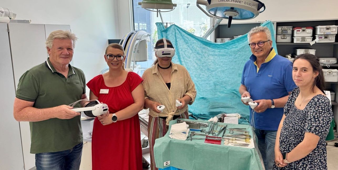 Freuen sich über die neuen VR-Brillen: Nadine Schmidt (Zweite von links), die Auszubildenden Flavia Rosa Ferreira und Sueli Gonzales Cottone sowie Dr. Horst Nebelsieck (links) und Harald Kogel vom Förderverein.