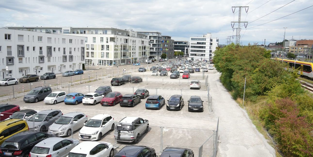 Der schlechte Zustand des „provisorischen“ Schotterparkplatzes erregt seit vielen Jahren die Gemüter.