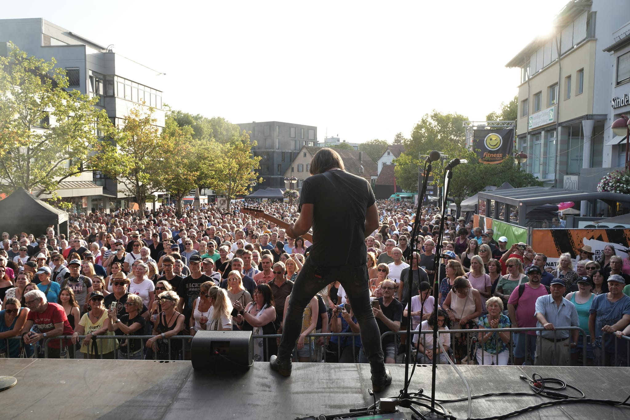 Die Bon-Jovi-Tributeband Bounce heizte bei Sindelfingen rockt ein.