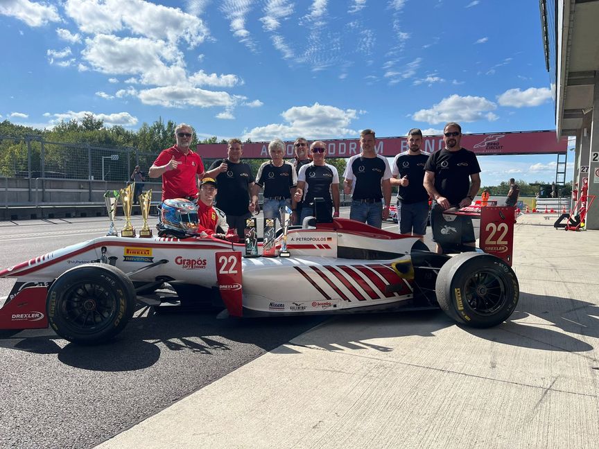 Andre Petropoulos (Zweiter von links) mit seinem Team und den drei Pokalen nach dem erfolgreichen Wochenende auf dem Rennstrecke im tschechischen Brünn. Bild: z