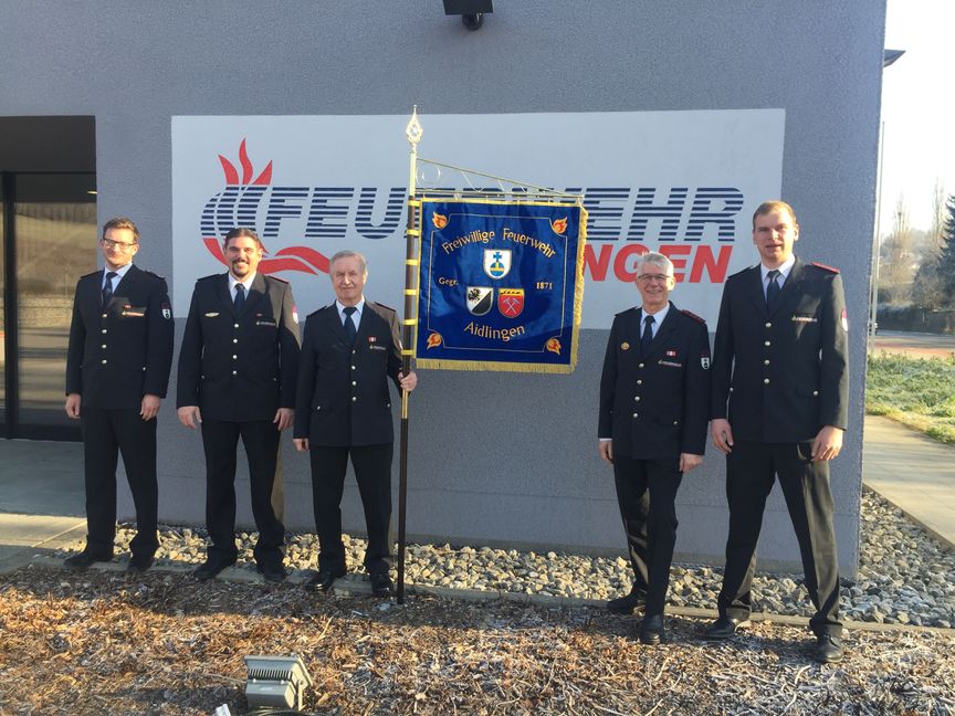 150 Jahre Feuerwehr Aidlingen – ein etwas anderes Jubiläumsjahr geht zu Ende. Eines bleibt: neben Festschrift und Fahne die Hoffnung auf eine Rückkehr aus der Pandemie zur Normalität.     Bild: z