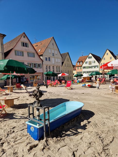 Noch bis zum 13. August lädt der Strandsommer in Weil der Stadt auf den Marktplatz. Bild: z