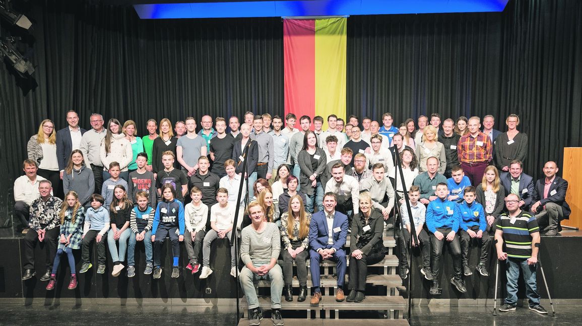 Die erfolgreichen Sportler, Trainer und Funktionäre erlebten einen kurzweiligen Ehrungsabend in der Aula am Murkenbach.  Bild: Nüßle
