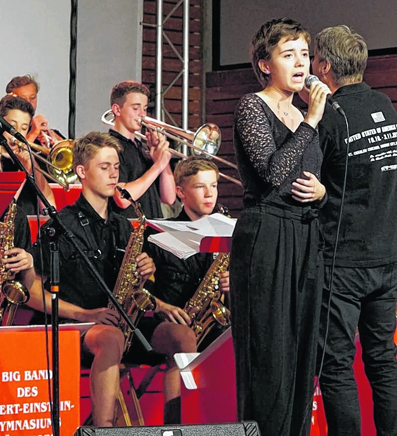 Cristiana Anghel bleibt der AEG-Big-Band auch noch im nächsten Jahr erhalten. Aus dem Schulensemble verabschieden sich nach dem Auftaktkonzert der Reihe „Sommer am See“ am Donnerstagabend in Böblingen gleich drei Musiker. Bild: Heiden