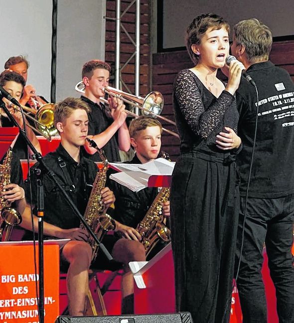 Cristiana Anghel bleibt der AEG-Big-Band auch noch im nächsten Jahr erhalten. Aus dem Schulensemble verabschieden sich nach dem Auftaktkonzert der Reihe „Sommer am See“ am Donnerstagabend in Böblingen gleich drei Musiker. Bild: Heiden
