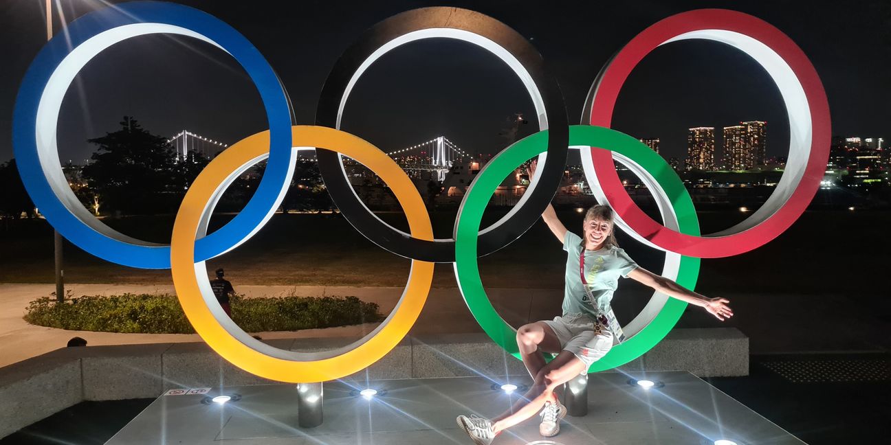 Ein Bild mit den fünf olympischen Ringen in Tokio: die Sindelfinger Hürdenläuferin Carolina Krafzik. Bild: z