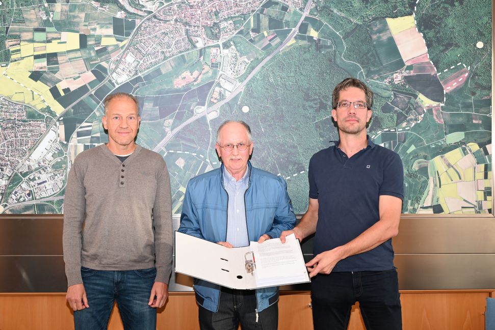 Klaus Sattler, Rainer Klein und Alexander Jäger haben 1281 Unterschriften für ein Bürgerbegehren übergeben. Bild: Nüßle