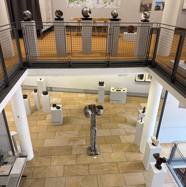 Die Böblinger städtische Galerie in der Zehntscheuer (Pfarrgasse 2) zeigt unter dem Titel „In der Klarheit liegt die Kraft“ eine Retrospektive der Arbeiten von Bildhauer Hans Dieter Bohnet (1926 bis 2006). Zur letzten Frühstücksführung vor den Sommerferien lädt Galerieleiterin Corinna Steimel am Freitag, 26. Juni von 9 bis 10.30 Uhr. Eintritt und Führung sind kostenfrei, eine Anmeldung nicht erforerlich.