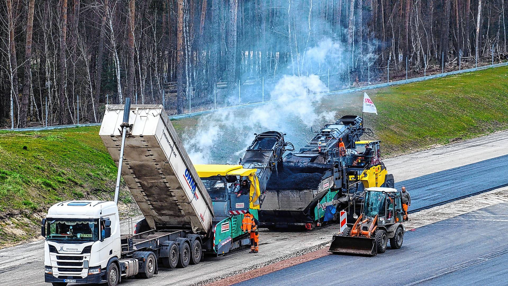 Arbeiter asphaltieren neue Abschnitte der Autobahn 14.