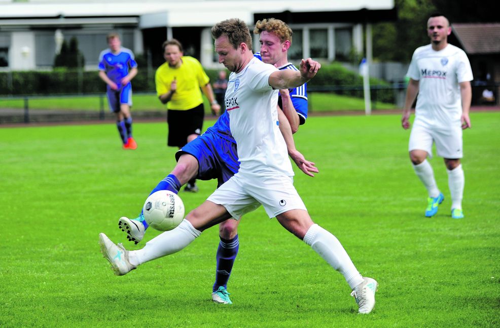 Schönaichs Andreas Quindt (vorne) im Duell mit Darmsheims Noel Hellmann. Bild: Photo 5
