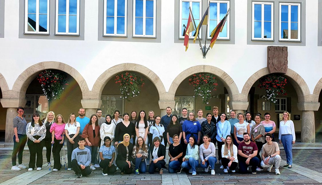 Gruppenbild vo dem Alten Böblinger Rathaus. Bild: z