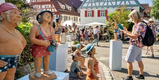 Kindgroße Keramikfiguren beim Töpfermarkt.