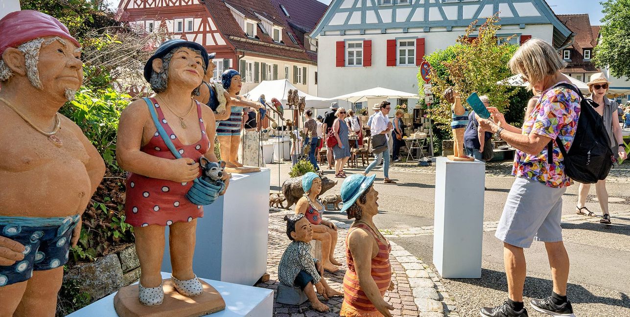Kindgroße Keramikfiguren beim Töpfermarkt.