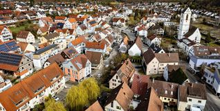 Mitten in Aidlingen gegenüber vom Rathaus könnte die Gemeinde ein Vorkaufsrecht geltend machen und ein Haus kaufen. Die Entscheidung wurde vertagt.