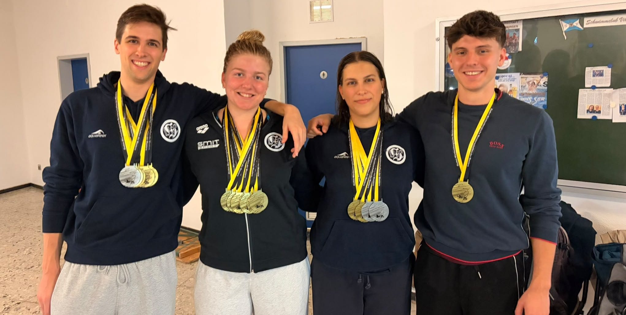 Erfolgreiche VfL-Masters: Mit zahlreichen Medaillen glänzten die Sindelfinger Schwimmer bei den Baden-Württembergischen Kurzbahnmeisterschaften in Villingen. Von links: Niklas Hunold, Annika Huber, Lena Hunold und Luka Usyk.