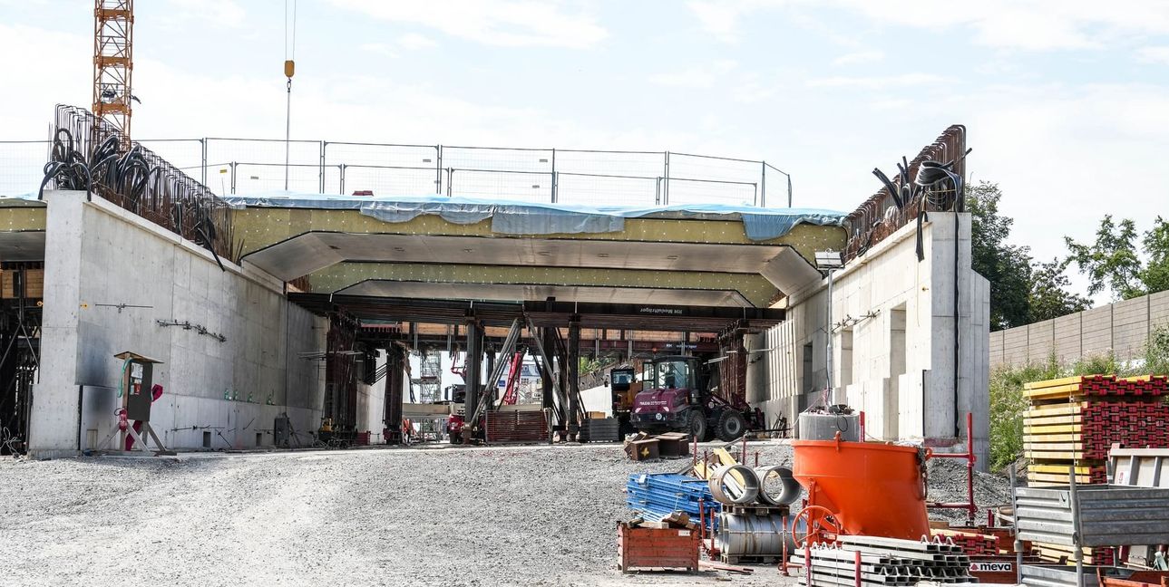 Der Tunnel nimmt langsam Form an: Er hat seine ersten Deckenelemente bekommen.